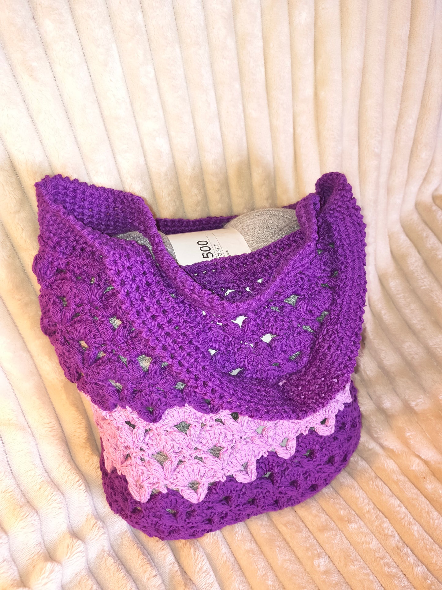 Boho style crochet market bag made with 100% cotton yarn, spacious and lightweight, ideal for carrying yarn projects, groceries, or daily essentials